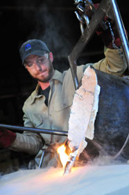Pouring of an aluminum casting